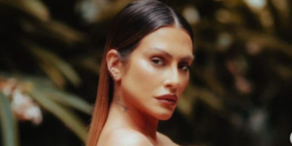Cleo surge arrancando biquíni minúsculo com força e parte íntima depilada escapa: “Se necessidade”