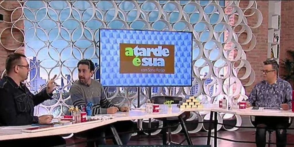 Sonia Abrão não aparece na bancada da RedeTV!, colunistas ficam sozinhos e envolvimento com rival é confirmado