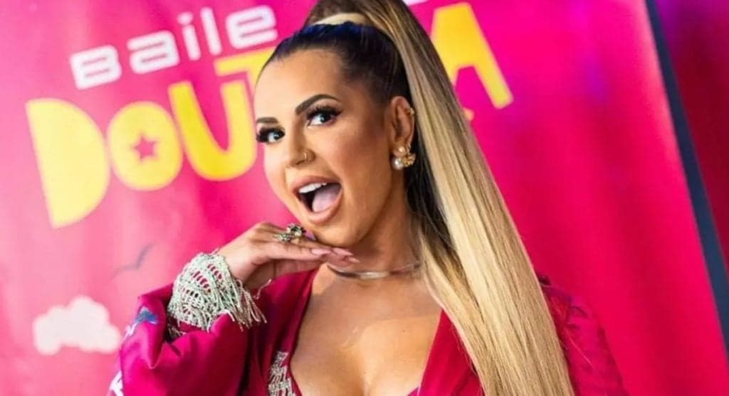 Deolane Bezerra choca o público com cabelo e roupa vibrantes inspirados em cantora na sua estreia como DJ