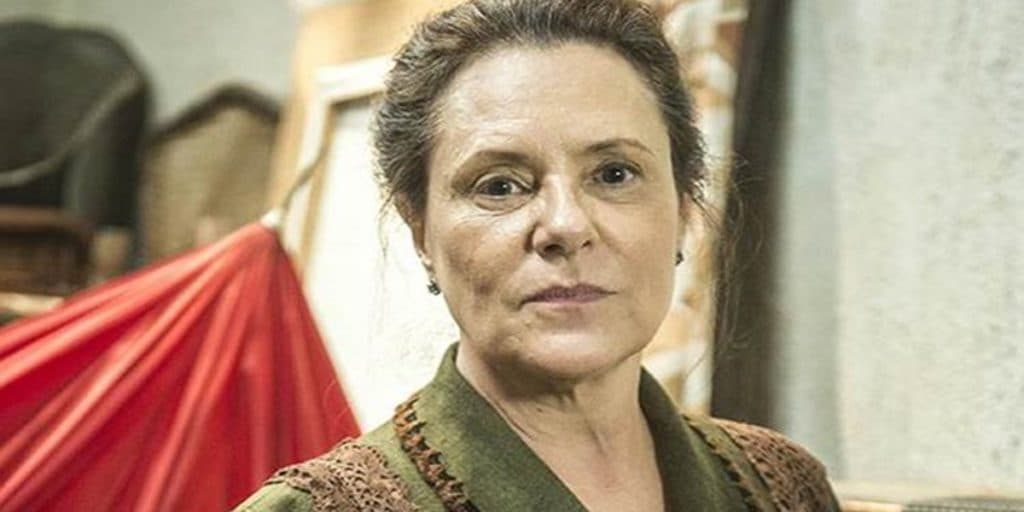 Elizabeth Savala, aos 66 anos exibe noiva em foto rara ao lado dos filhos; confira