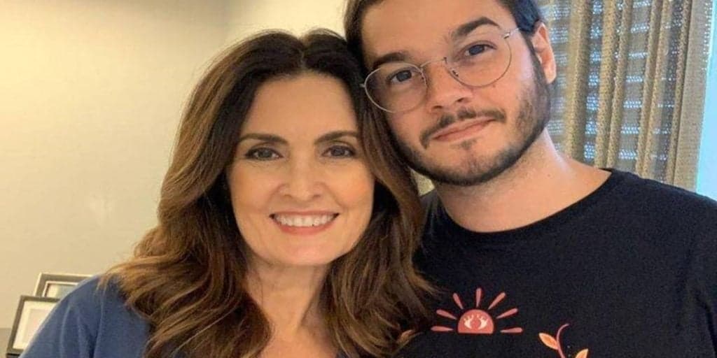 Fátima Bernardes é clicada na cama com Túlio Gadelha e intimidade é exposta: "sempre dá durante os filmes"