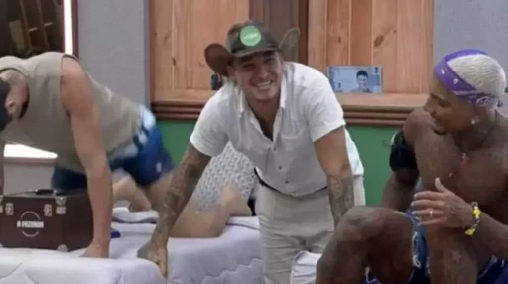 MC Gui e Dynho Alves criam o funk da 'cobra caninana' para Dayane Mello nesta madrugada no reality rural