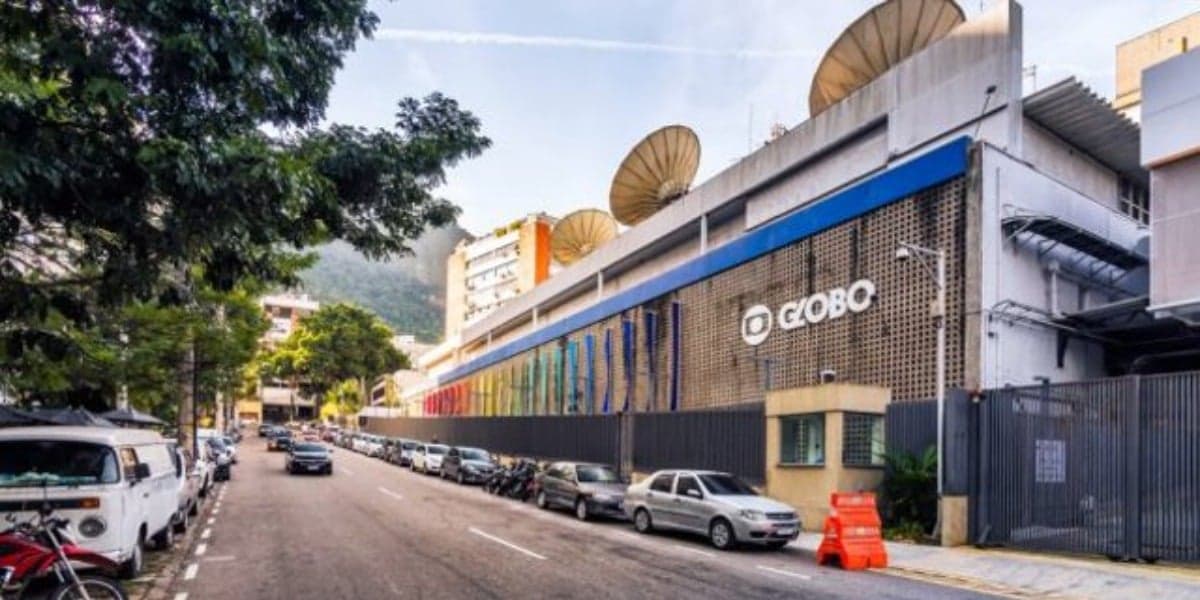 Escândalo: Globo bota funcionário pobre no olho da rua, ódio se rebela e ele apedreja vidraças do canal