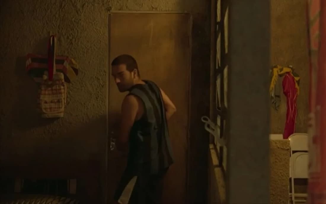 Humberto Carrão no quarto de Amor de Mãe (Foto: Reprodução/ TV Globo)