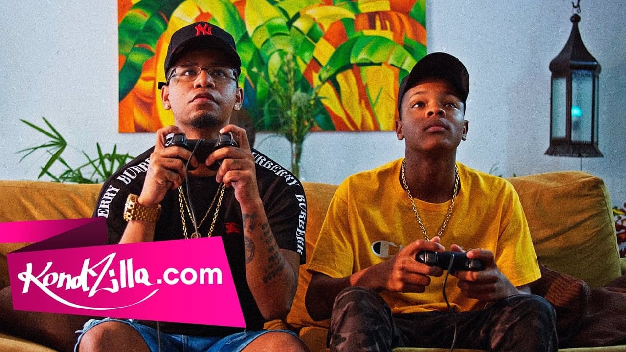 MC Jotinha e MC PR no clipe de "Kika uma vez, Kika de novo" (Foto: Divulgação/YouTube)