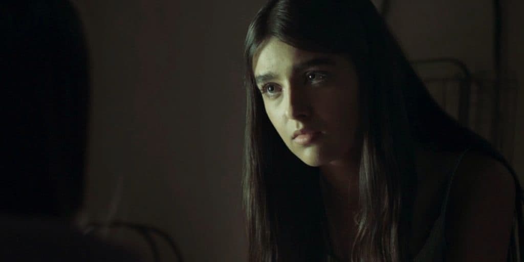 Verdades Secretas 2: Lara, substituta de Angel, sente nojo após primeiro book rosa e toma atitude drástica
