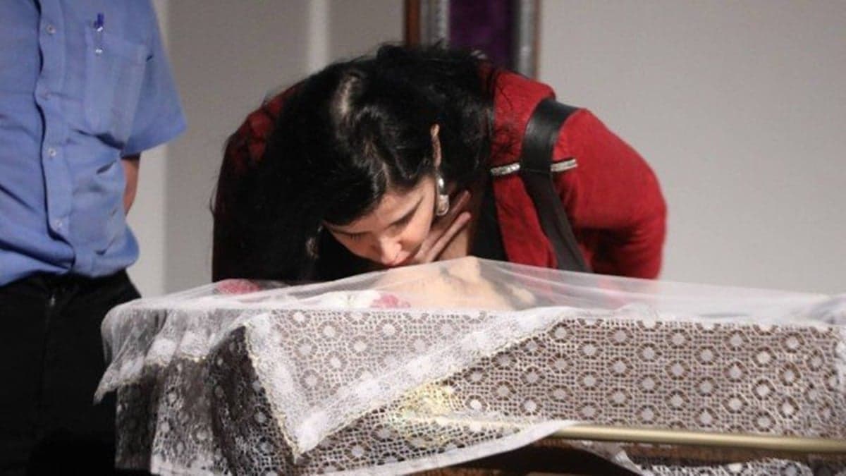 Liz Marins no velório de seu pai que aconteceu no MIS - Museu da Imagem e do Som em São Paulo (Foto: Reprodução) Liz Marins no velório de seu pai que aconteceu no MIS - Museu da Imagem e do Som em São Paulo (Foto: Reprodução)