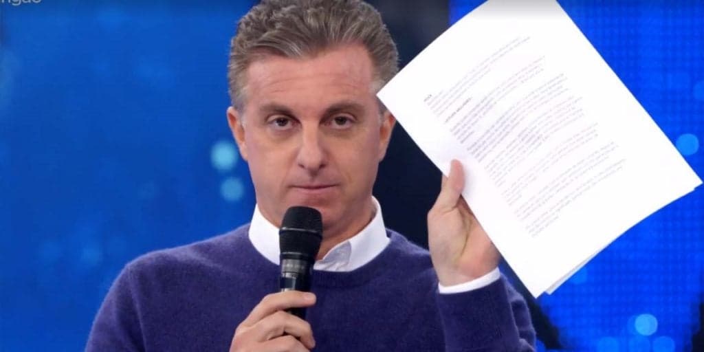 Luciano Huck emociona a todos no Domingão e lê carta inédita para filho de Marília Mendonça
