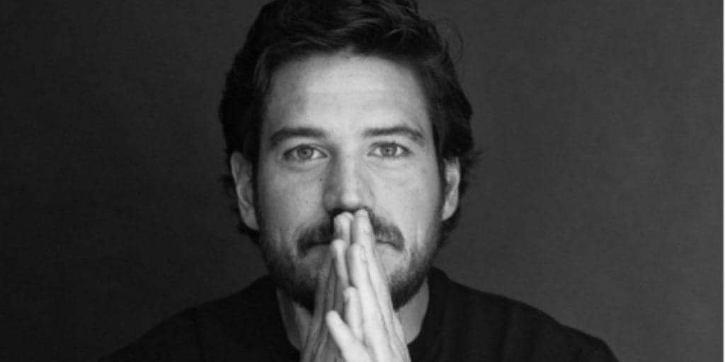 Discreto, Marco Pigossi deixa o país, expõe relação com diretor e vaza foto rara: "Amor"