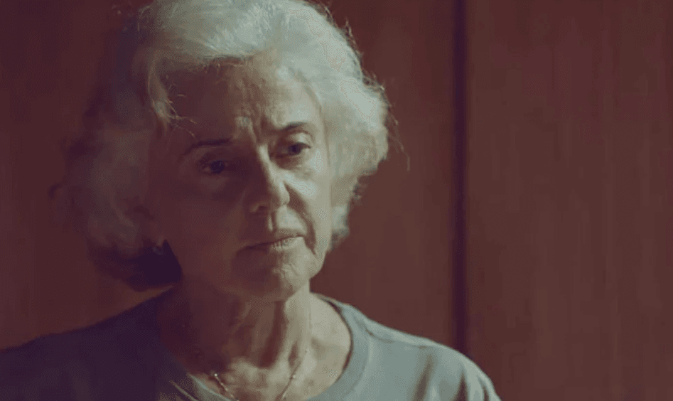 Marieta Severo assume os cabelos brancos em nova novela e dispara: "Deixam os velhos de lado"
