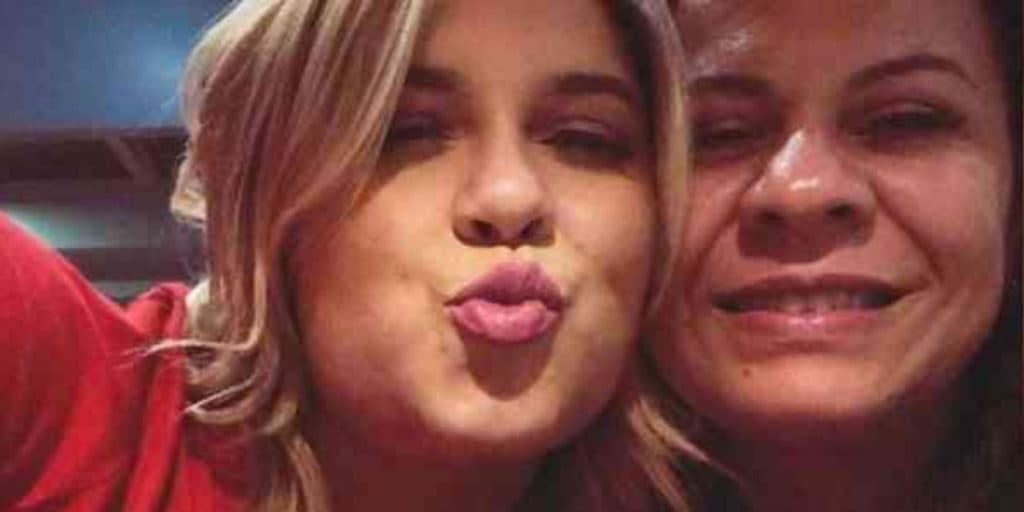 Mãe de Marília Mendonça passa mal, após saber da morte da filha e é socorrida às pressas