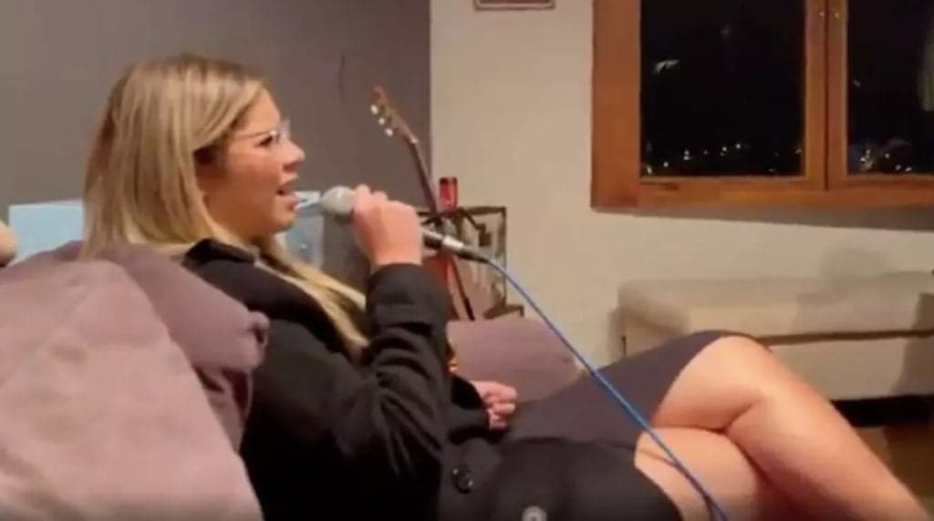 Maraísa relembra das brincadeiras com Marília Mendonça e se surpreende com sósia em show