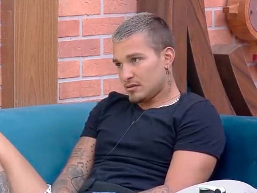 MC Gui e Valentina confabulam sobre Bil jogar Aline contra Dayane após formação da Roça na Fazenda 13