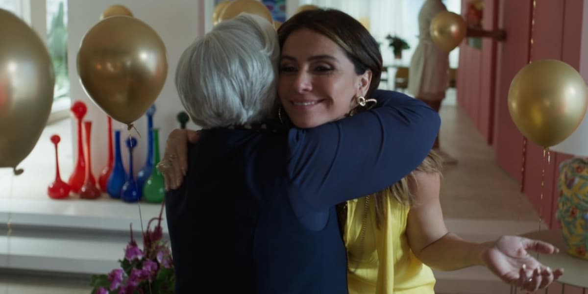 paula recebe abraço na novela quanto mais vida melhor
