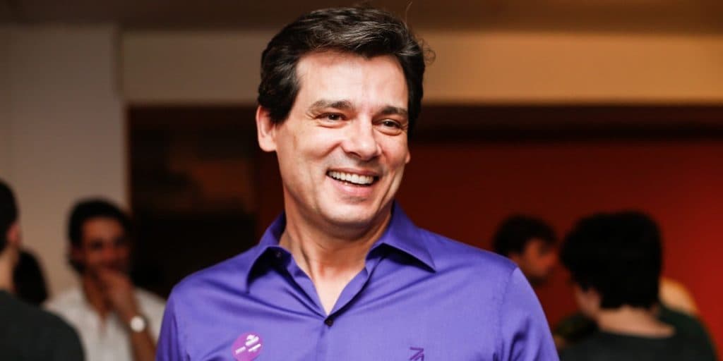 Celso Portiolli surge deitado em cama de hospital após diagnóstico de câncer e confirma: "Fazendo orações"