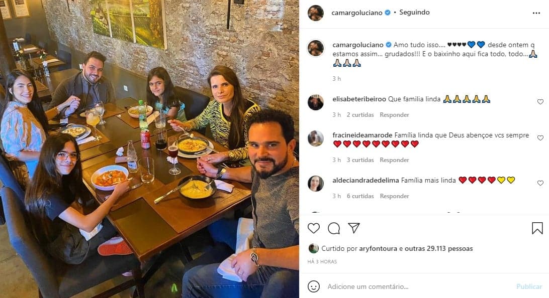 Luciano Camargo posou com a família (Foto: Reprodução/ Instagram)