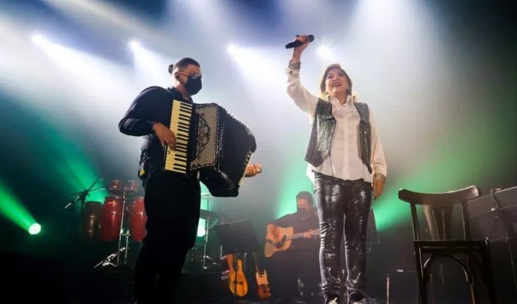 Roberta Miranda está de volta aos palcos com seu show ao vivo e faz homenagem à Marília Mendonça