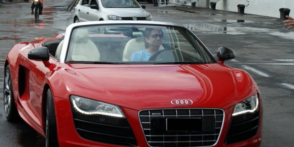Roberto Carlos, pego de surpresa por carro, é resgatado no meio da rua e Record entra às pressas para confirmar