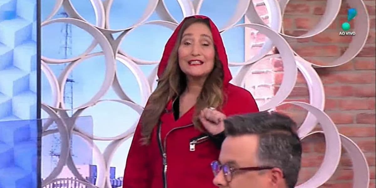 Sonia Abrão não aparece na bancada da RedeTV!, colunistas ficam sozinhos e envolvimento com rival é confirmado