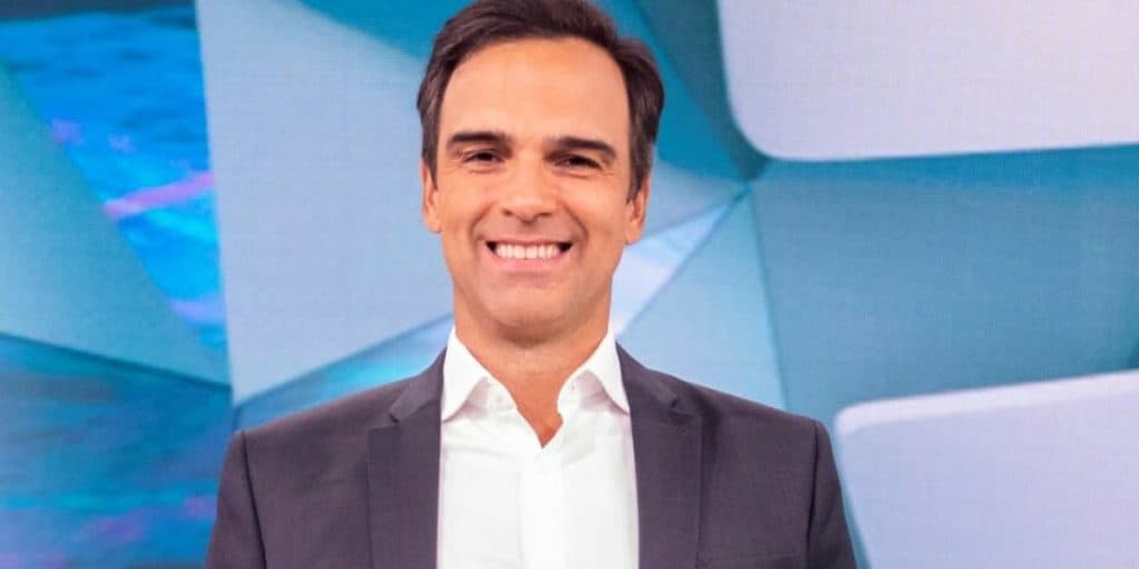 Tadeu Schmidt surge irreconhecível fora da Globo e expõe mulher que ele sempre escondeu: "Não aguentei"