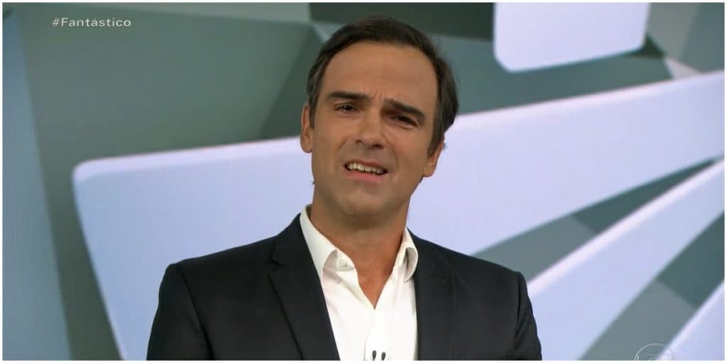 Tadeu Schmidt se despede do Fantástico, cai no choro e é amparado por Poliana: "Foi isso que fez"
