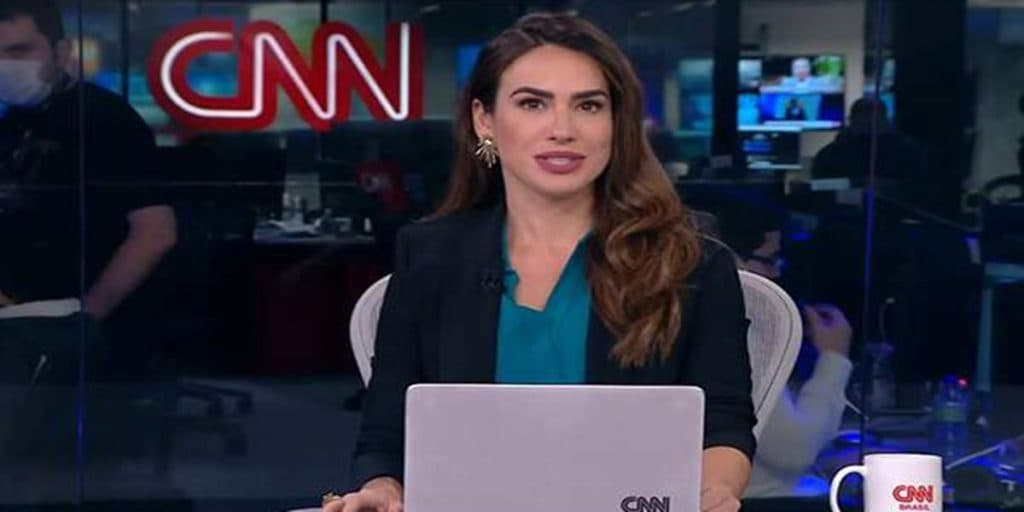 Jornalista da CNN passa vexame em velório de Marília Mendonça e ignora cantora Maraisa