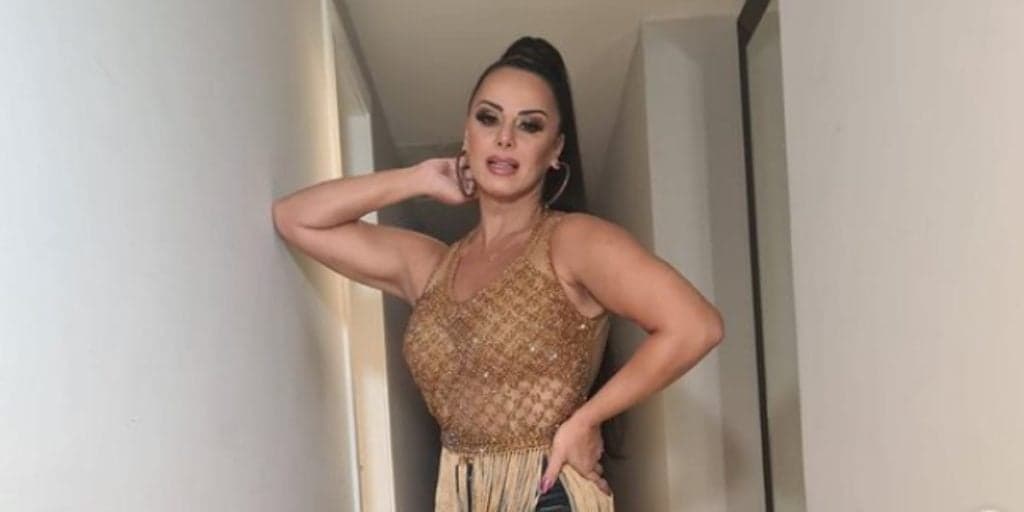 Grávida aos 46 anos, Viviane Araújo usa biquíni minúsculo, mostra detalhe íntimo e público enlouquece