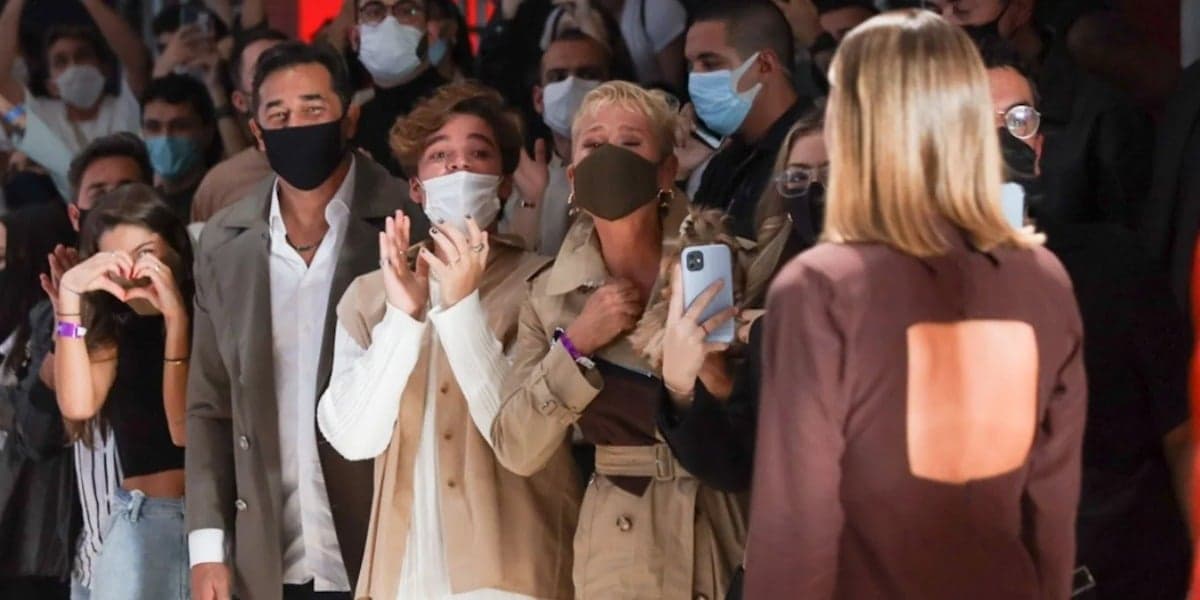 Durante desfile, Xuxa vai aos prantos com Sasha (Foto: AgNews) Durante desfile, Xuxa vai aos prantos com Sasha (Foto: AgNews)