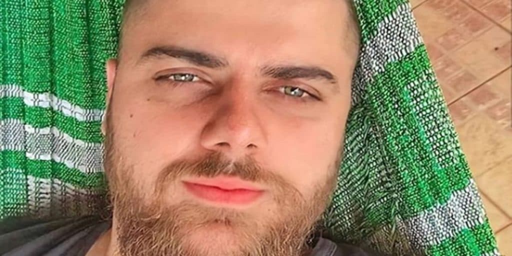 Zé Neto expõe foto íntima nos bastidores e fala de sentimento por colega: "Ame sem limites"
