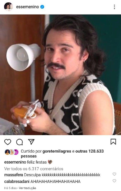 Esse Menino debochou do presente de Michel Gomes que ganhou durante o amigo secreto da Globo (Foto: Reprodução)