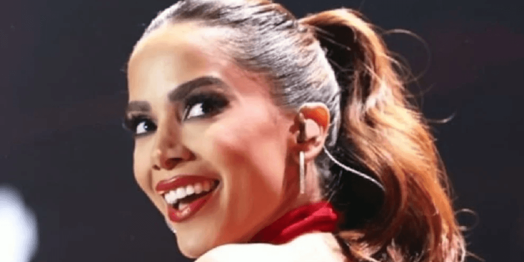 Anitta confessa que busca previsões sobre seu futuro na web e não gosta do que lê: "Fundo do poço"