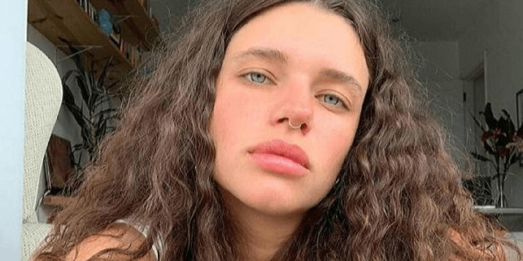 Bruna Linzmeyer surgiu com axilas extremamente peludas e deu declaração: "Fiquei com vontade"