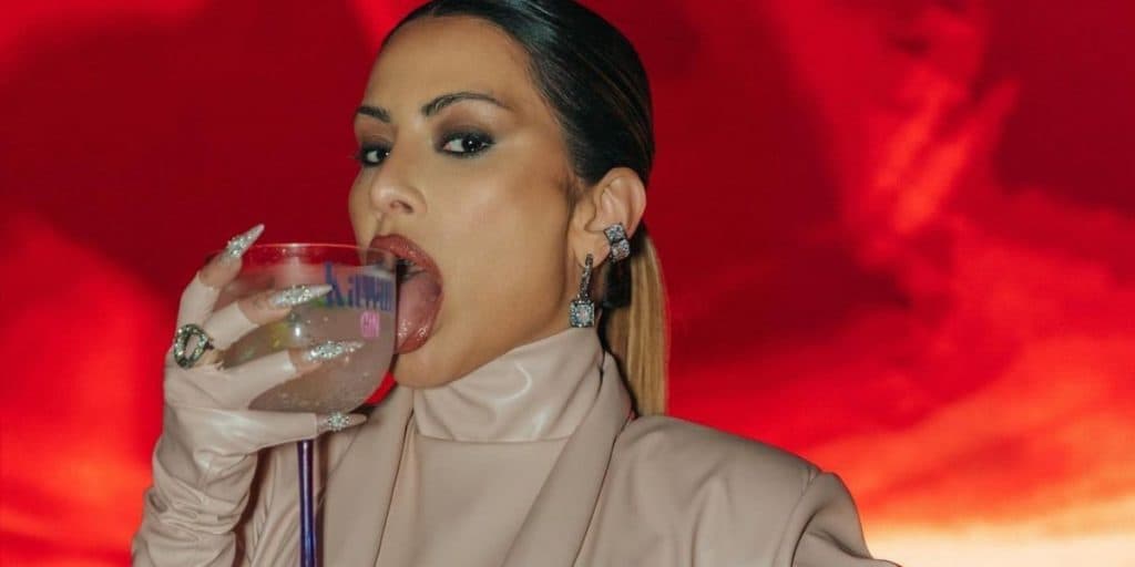 Cleo dispensa sutiã, coloca roupa com furos e deixa seios redondos à mostra