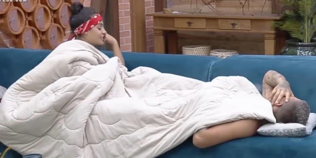 A Fazenda 13: Aline e MC Gui movimentam edredom, ereção é exposta e noiva do cantor desmorona