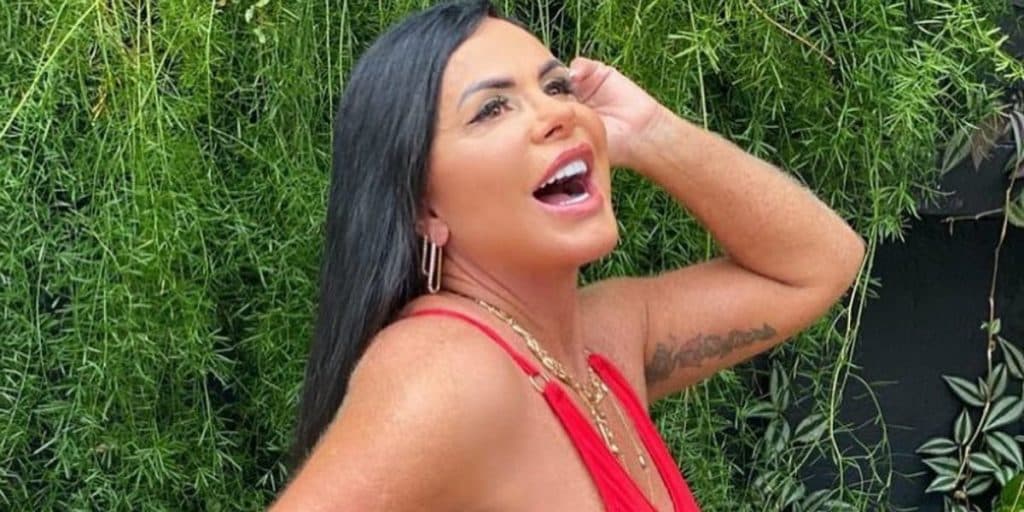 Aos 62, Gretchen rebola para câmera e aposta em short micro: "No auge da beleza"