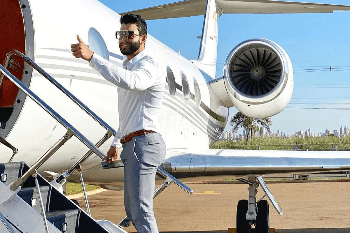Gusttavo Lima mostra jatinho (Foto: Divulgação)