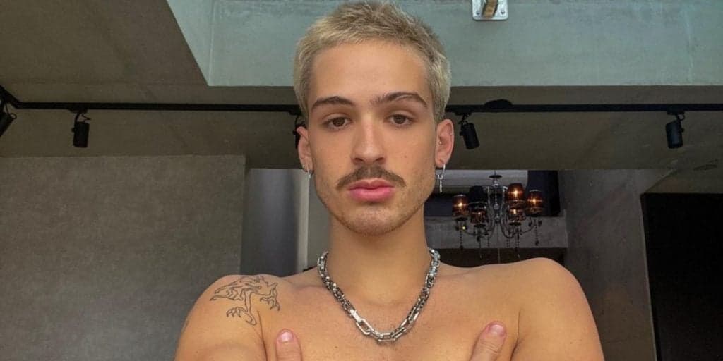 João Guilherme tem momento íntimo no banheiro exposto e foto vaza: "Sentando"