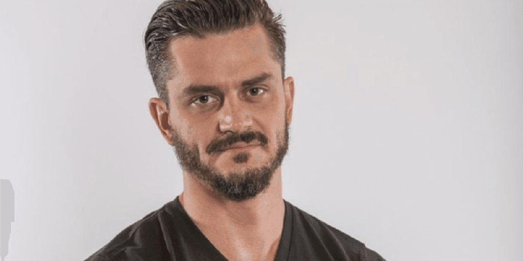 Ex-BBB Marcos Harter é acusado de sair com mulher casada e pichação na casa dele escandaliza