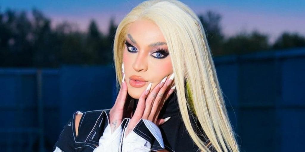 Pabllo Vittar puxa calcinha até o talo, escancara rabão para a câmera