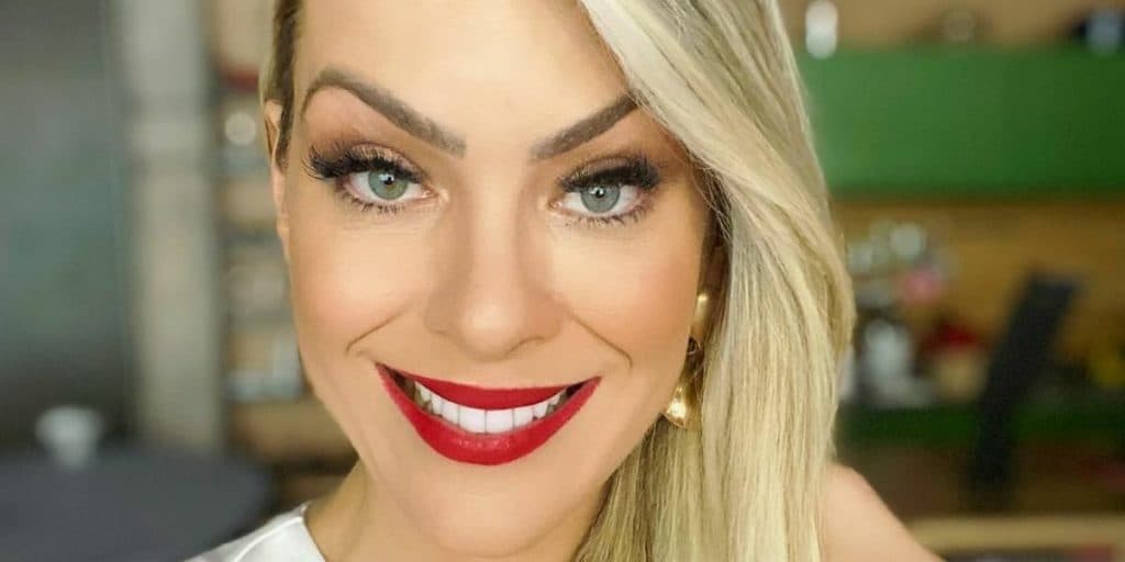 Renata Fan vive luta diária, expõe sofrimento e confessa dificuldades ao público: "Cansada!"