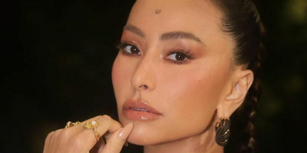 Sabrina Sato surge sem lingerie e macacão "furado" entrega detalhe: "Nossa"