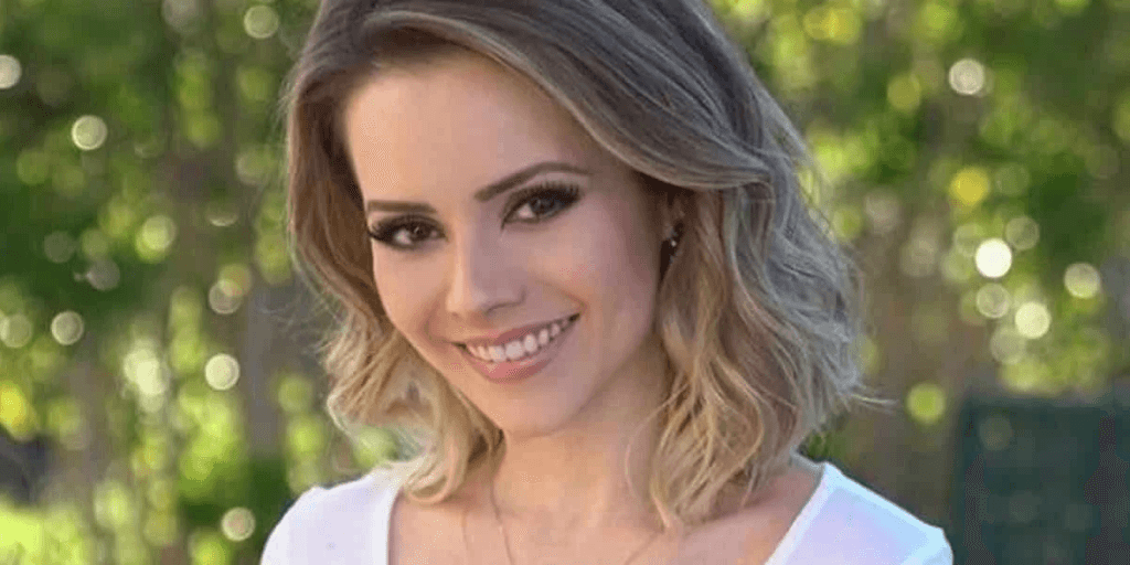 Sandy é cercada por multidão em aeroporto e cantora tem atitude surreal com o público