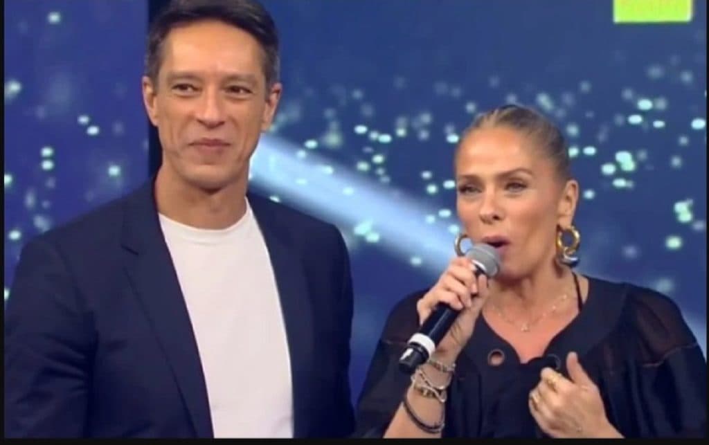 Galisteu choca Sérgio Aguiar com presente barato e âncora fica sem reação no Família Record: "Fuleiro"