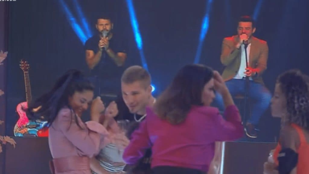 Marcos e Belutti fazem show em A Fazenda e mandam indireta para Sthe e Dynho: “Roubar mulher dos outros”