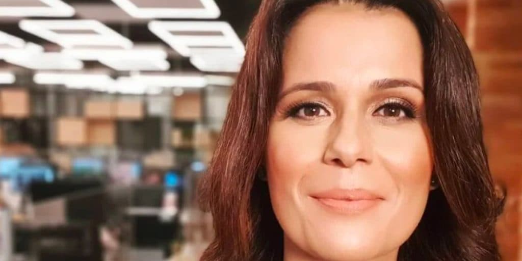Censurada e "expulsa" de jornal, Adriana Araújo dá a volta por cima e faz anúncio pra 2022: "Construir"