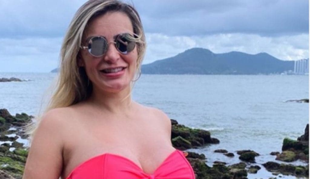 Andressa Urach expõe seu belíssimo barrigão de grávida e faz desabafo revelador na web