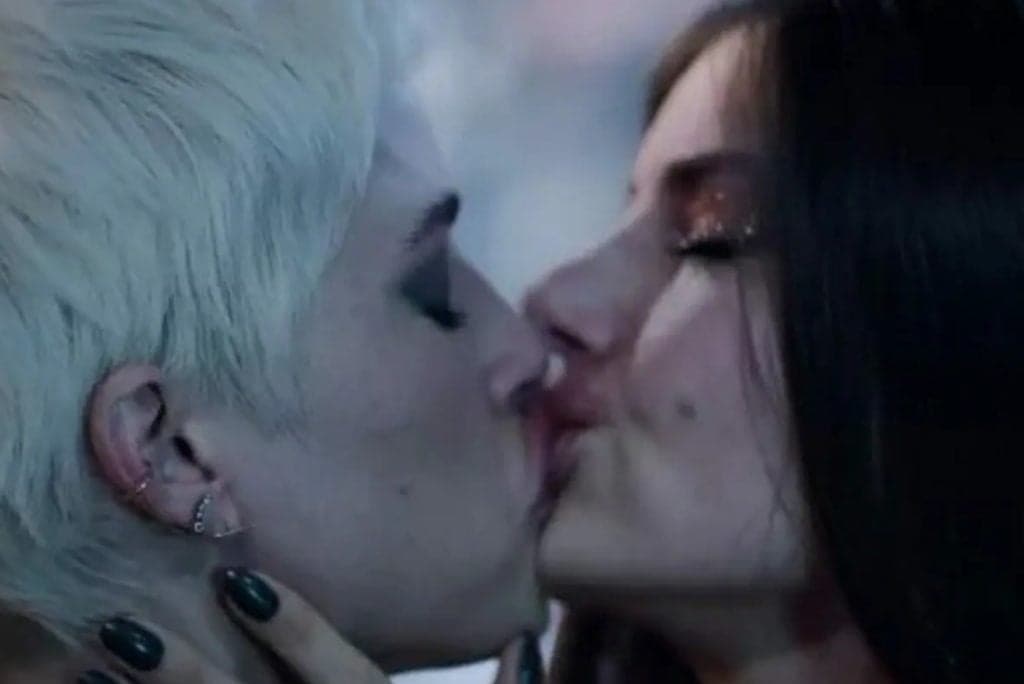 Angel e Giovanna se beijam em Verdades Secretas 2 e os internautas incendeiam as redes sociais