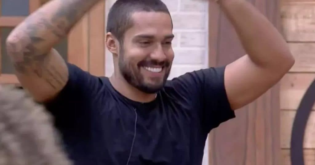 Bil Araújo esquece do próprio aniversário durante formação da Roça e desta vez Adriane Galisteu acerta