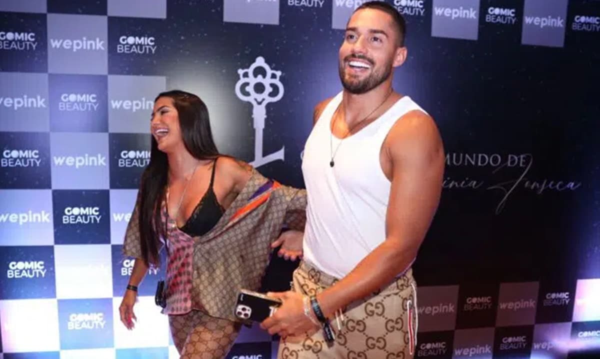 Bil Araújo e Marina Ferrari vão combinando e de mãos dadas em festa de Virgínia Fonseca (Foto: Reprodução/ Internet)