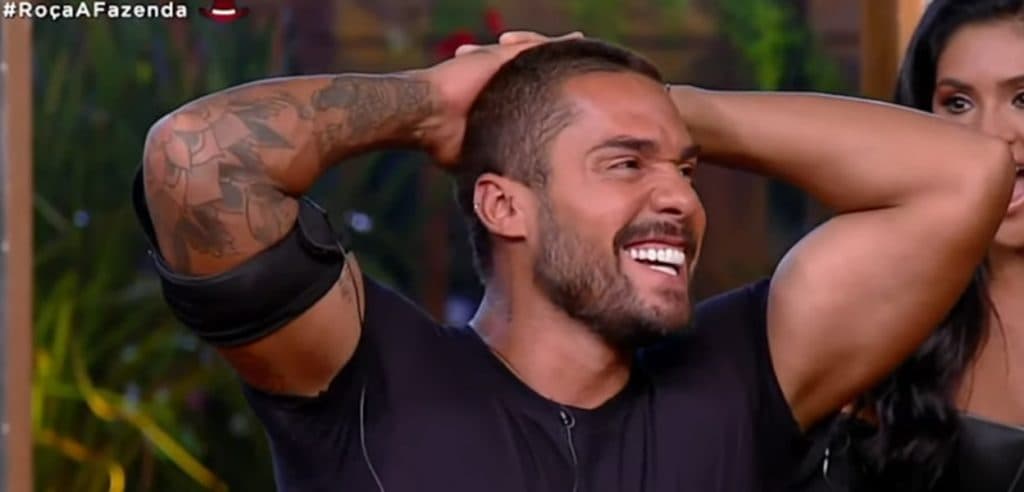 Adriane Galisteu se empolga, comete gafe ao vivo e peões caem na gargalhada em A Fazenda 13